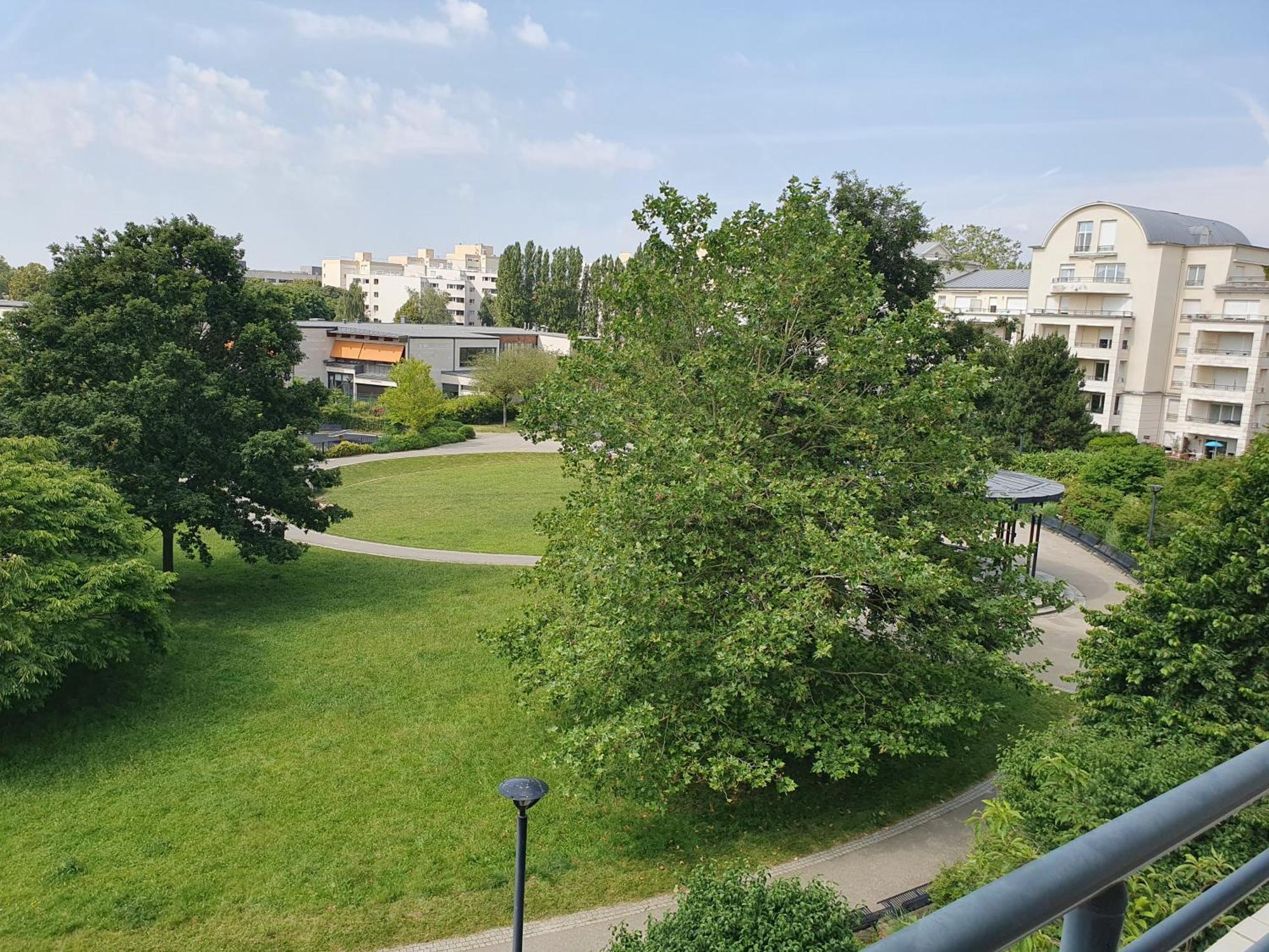 Appartement Residentiel Au Vert Et Au Frais Монтиньи-ле-Бретонё Экстерьер фото